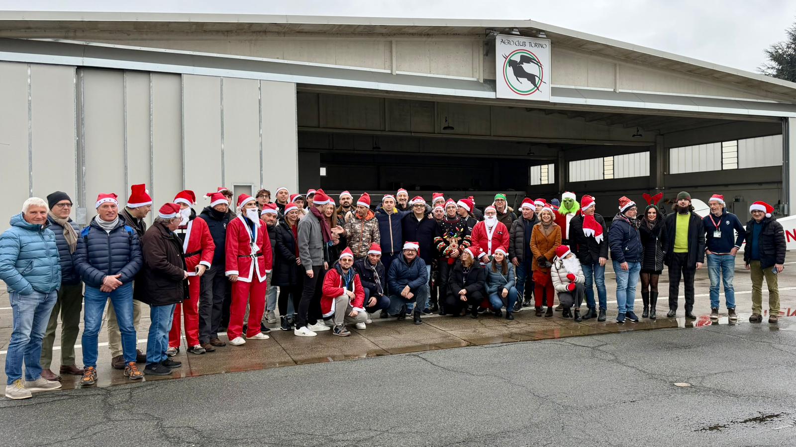 BABBI NATALE A TERRA, MA COL CUORE SEMPRE IN VOLO: L'AERO CLUB TORINO DONA ALLA RICERCA CONTRO IL CANCRO